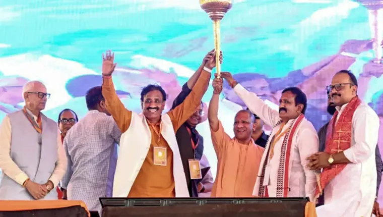 मुख्यमंत्री योगी आदित्यनाथ के नेतृत्व में पूर्वांचल और भदोही कालीन उद्योग का कायाकल्प