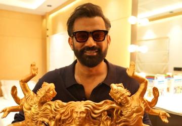 Sohum Shah Receives Handmade Goddess Statue from Tumbbad Fan