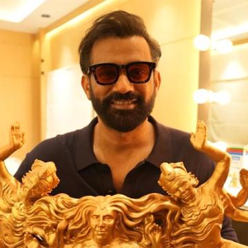 Sohum Shah Receives Handmade Goddess Statue from Tumbbad Fan