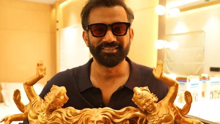 Sohum Shah Receives Handmade Goddess Statue from Tumbbad Fan