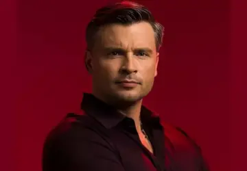 Tom Welling Responds After Accidentally Exposing Himself in NYC Hotel Window Reflection