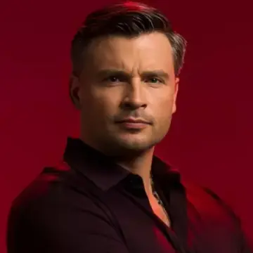 Tom Welling Responds After Accidentally Exposing Himself in NYC Hotel Window Reflection
