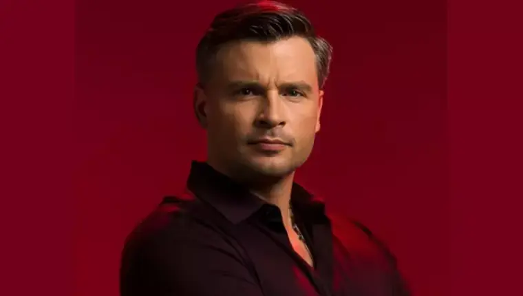 Tom Welling Responds After Accidentally Exposing Himself in NYC Hotel Window Reflection
