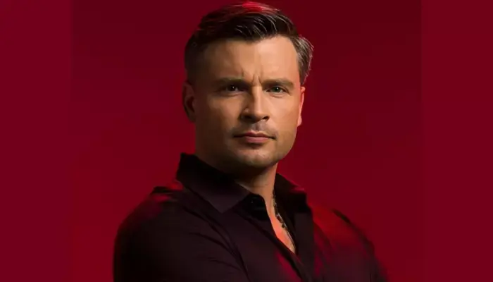 Tom Welling Responds After Accidentally Exposing Himself in NYC Hotel Window Reflection
