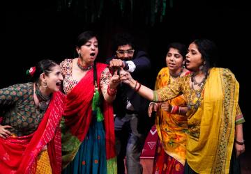 NAAM MEIN KA RAKHWO HAI? Play Details