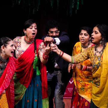 NAAM MEIN KA RAKHWO HAI? Play Details