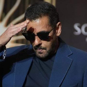 Salman Khan Warns Paparazzi About Inappropriate Angles at IIFA Event