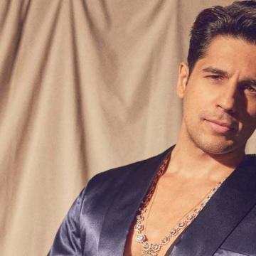 Sidharth Malhotra Injures Leg and Shares Photo in Medical Walking Boot