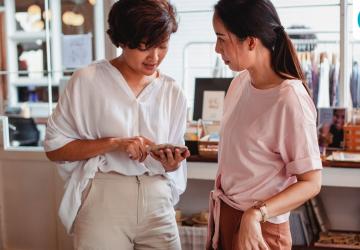 Why We Compare Ourselves to People We Don't Know, Explained by a Psychologist