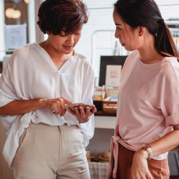 Why We Compare Ourselves to People We Don't Know, Explained by a Psychologist