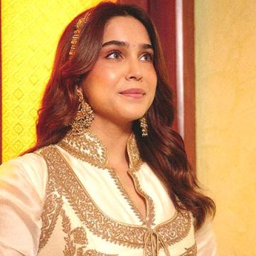 Sharvari Channels Classic Bollywood Heroine in Yeh Prem Mol Liya