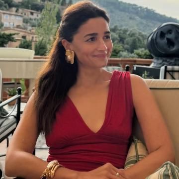Alia Bhatt Shares Mallorca Photo Dump With 'Jee Le Zaraa' Caption