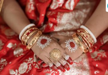 Why Bengali Brides Wear Shakha Pola After Marriage