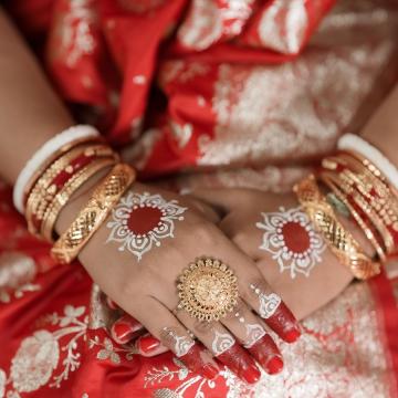 Why Bengali Brides Wear Shakha Pola After Marriage