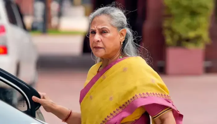 Jaya Bachchan Trolled by Paparazzi After Staring at Cameras