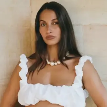 Pregnant Influencer Dominique Elissa Shares Flight Attendant's Refusal to Help with Luggage