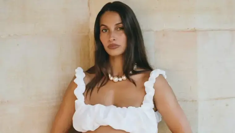 Pregnant Influencer Dominique Elissa Shares Flight Attendant's Refusal to Help with Luggage