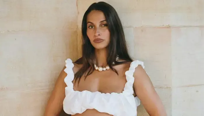Pregnant Influencer Dominique Elissa Shares Flight Attendant's Refusal to Help with Luggage