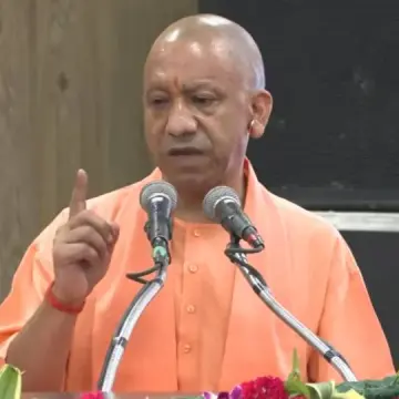 काशी के वार्डों में सीवर लाइनों की सफाई के दौरान बरामद हुई बालू और सीमेंट की बोरियां