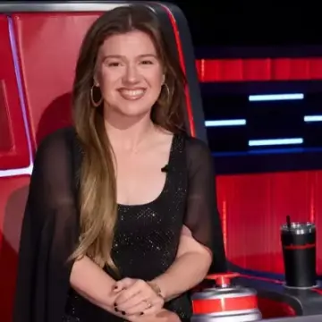 Kelly Clarkson Returns to the Stage in Las Vegas Amid Brooklyn Store Conflict