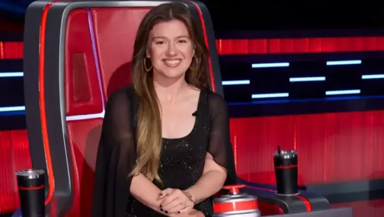 Kelly Clarkson Returns to the Stage in Las Vegas Amid Brooklyn Store Conflict