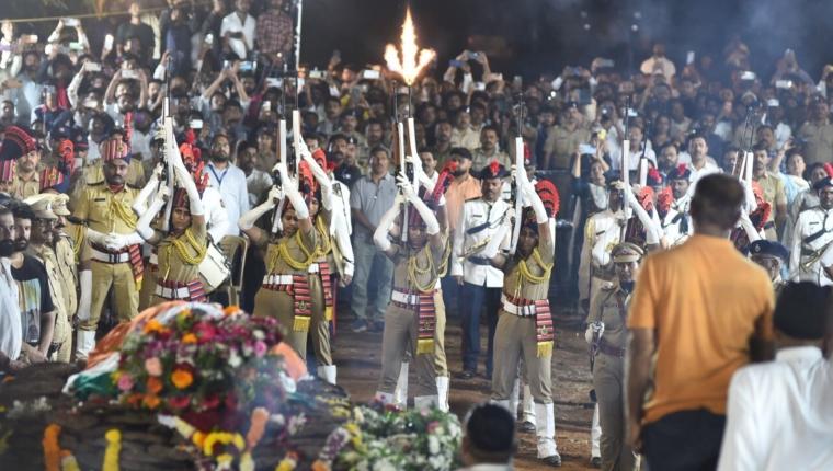 Nana Patekar Cremated With State Honours in Pune