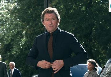 Dominic West Compares Kumbh Mela and Glastonbury Experiences