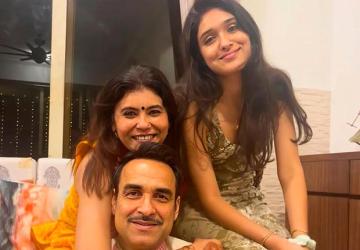 Pankaj Tripathi Celebrates Durgashtami and Dussehra in Kolkata With Family
