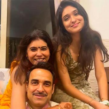 Pankaj Tripathi Celebrates Durgashtami and Dussehra in Kolkata With Family