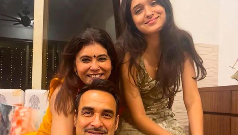 Pankaj Tripathi Celebrates Durgashtami and Dussehra in Kolkata With Family