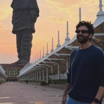 Kartik Aaryan Arrives in Gujarat for the National Film Awards 2026