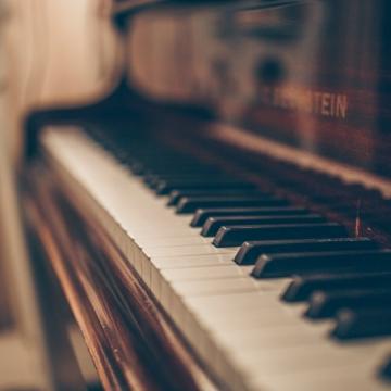 Everyday Explained: Why Are Piano Keys Black and White?